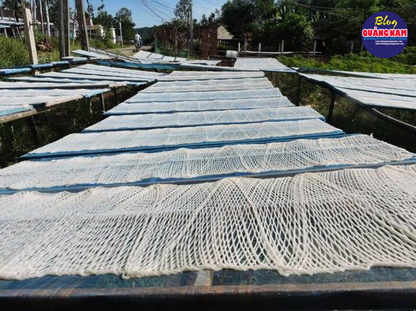 Những tấm phở sắn được phơi dọc các con đường, nơi gò đôi - Ảnh: T.LY
